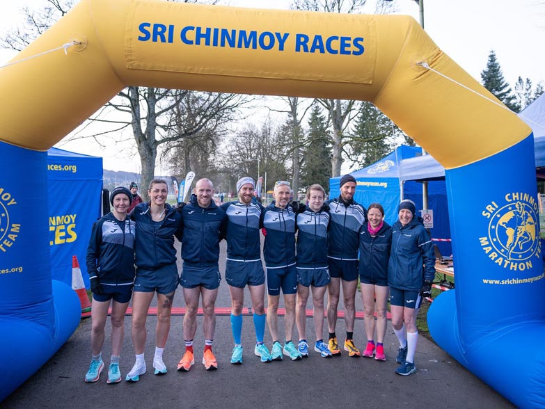 5m Inflatable Freestanding Arch Runners under a 5m wide inflatable race arch